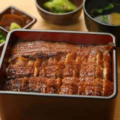 特大のうなぎを惜しみなく用い、うな重とひつまぶしを一つにまとめた『合わせ重』