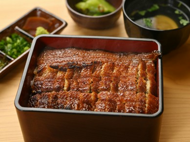 特大のうなぎを惜しみなく用い、うな重とひつまぶしを一つにまとめた『合わせ重』