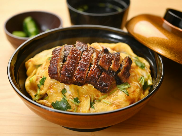 ご飯の上に、ふわふわと仕上げた卵とうなぎを重ねた『うな玉丼』