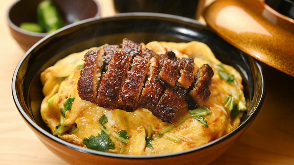 ご飯の上に、ふわふわと仕上げた卵とうなぎを重ねた『うな玉丼』