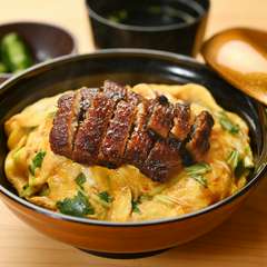 ご飯の上に、ふわふわと仕上げた卵とうなぎを重ねた『うな玉丼』