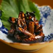 炭火でじっくり焼き上げた肝は、香ばしさの中にほろりと広がる深いコクが印象的です。丁寧に下処理することで雑味を抑え、焼き目の香ばしさと肝本来の旨みを素直に楽しめる仕上がりになっています。