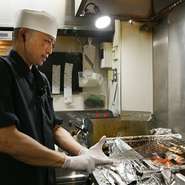 加藤氏の焼き加減や提供の間合いを細やかに整える姿勢は、作業ではなく“寄り添い”そのもの。うなぎと真摯に向き合う職人の手元には、相手を思う温かな真情が静かに息づき、次の一皿へ映し出されています。