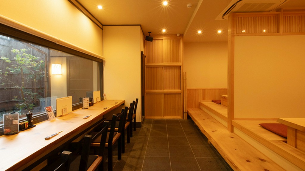 木の香が満ちる設計で、食の深みをじっくり味わう舞台