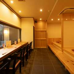 木の香が満ちる設計で、食の深みをじっくり味わう舞台