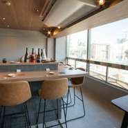 馬肉料理専門店の3店舗目として2024年秋にオープン。2店舗目の【スタンド馬ジロー】の2階にあり、座ってゆっくり馬肉を堪能したいときはこちらがオススメ。大きな窓から街並みを望める、開放感の高さも魅力！