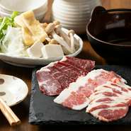 店の料理に合う豊富なお酒が揃い、とくに全国の地酒が充実。『厳選日本酒9種飲み比べ』では、その日のオススメを30ml×9種も味わえ、日本酒ワールドが広がる楽しさ！順次新たな銘柄が登場するのも魅力です。 