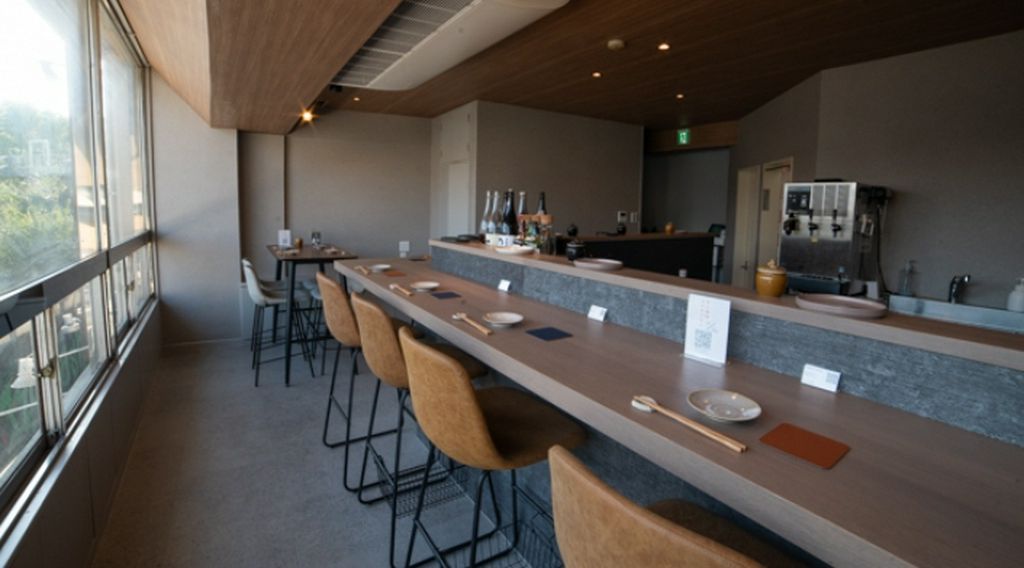 カウンター席がメインのシック&スタイリッシュな空間で憩える