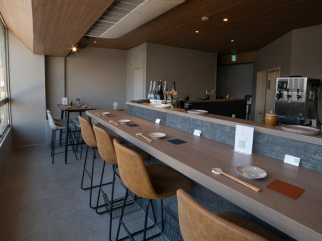 カウンター席がメインのシック＆スタイリッシュな空間で憩える