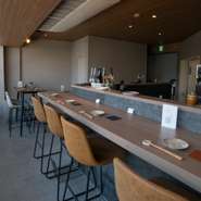 「幅広い人に馬肉料理を楽しんでほしい」という思いから、落ち着いた大人の空間で“すし酒場”の醍醐味を披露。カウンター席では馬肉寿司の握り技を間近にできるなど、調理のライブ感もご馳走のひとつに！