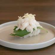 いつもと違うデートスポットとしても人気。初めて味わう食材や料理も多く、二人で新しい食体験を満喫できるでしょう。大阪旅行中、「地元の人に愛される店で食事を楽しみたい」というシーンにも理想的な一軒です。