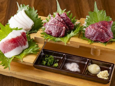 馬肉本来の旨みを堪能！人気部位が集う『特選馬刺し4種盛り』
