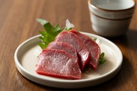 ・アカミ　649円
・フタエゴ　539円
・たてがみ　539円
・特上三枚バラ馬刺し　1199円
・特上生レバー　1089円

※写真はアカミ馬刺し