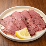 ・馬肉のタタキ　アカミ　1089円
・馬肉のタタキ 特上三枚バラ　1639円
・馬肉の燻製　649円
・ユッケ　759円
・うまわさび　495円
・馬肉と大葉味噌の炙りなめろう　539円

※写真は馬肉の燻製