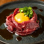 馬肉専門店ならではの豊富な部位を寿司・馬刺し・しゃぶしゃぶを軸に提供。コストパフォーマンスの高さも魅力です！
写真は馬肉ユッケ