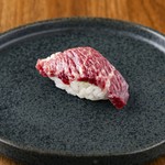 ・特上三枚バラ寿司　539円
・アカミ寿司　198円
・フタエゴ寿司　165円
・たてがみそうめん寿司　253円
・馬肉のたたき特上三枚バラ寿司　539円
・馬肉のたたきアカミ寿司　297円

※写真は特上三枚バラ寿司