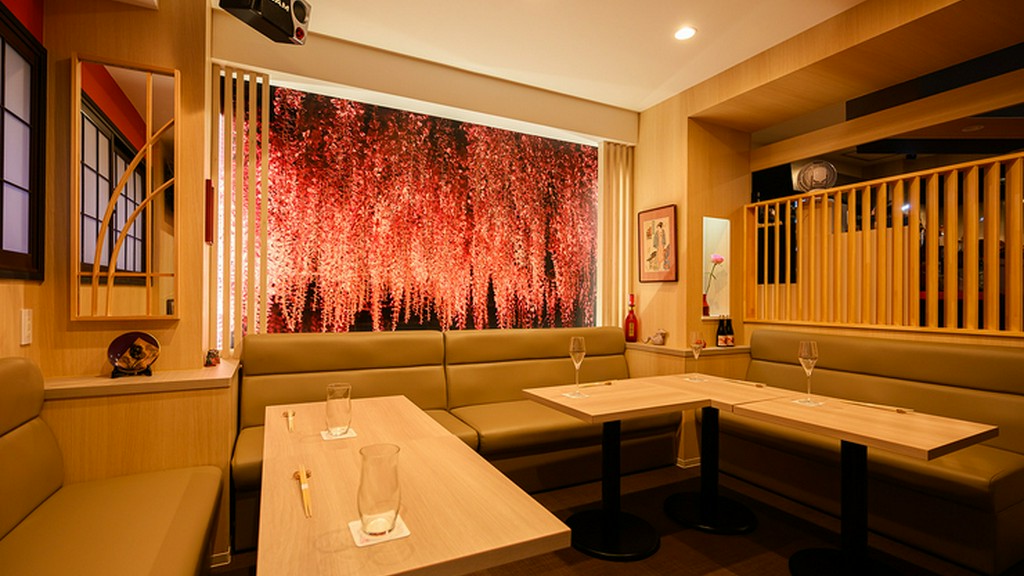 藤の絵が華やかな落ち着いた空間で、親睦を深める大切な一時を