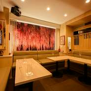 店内には、藤の絵が華やかな、落ち着きのあるソファー席が用意されています。心地良い雰囲気で、大切な方へのもてなしの場に最適。接待や会食などの重要なビジネスシーンでも活躍します。
