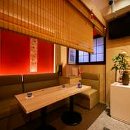 店内は、ゆったりとくつろげる雰囲気の、和モダン空間。普段使いはもちろん、特別な日のデートにもオススメの一軒です。半個室もあり、自分たちだけの空間で、優雅に食事を楽しめます。