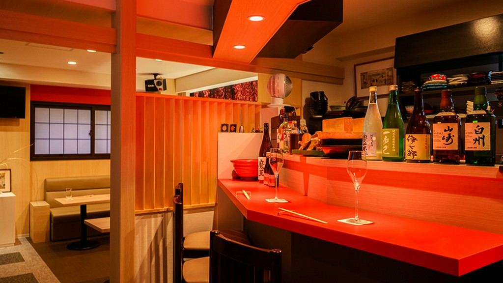 粋な大人のための、ゆったりと過ごせるカウンター席も人気