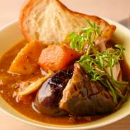 前日からバラ肉や牛すじを、トロトロになるまで煮込んで仕上げる逸品。肉の旨みと野菜の甘さが、深いコクと味わいのあるオリジナルスープと合わさり、本格的な味わいを楽しめます。