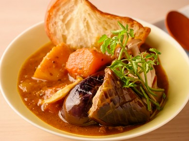 バラ肉や牛すじを、トロトロになるまで時間を掛けて煮込んだ逸品『牛すじスープカレー』