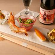 季節を感じる旬の食材を使った、彩り鮮やかな目にも美しい前菜の5種盛合せ。写真は、『鮑煮』『車海老塩焼き』『お浸し』『季節物2品』が盛られた一皿です。