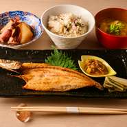 下田の干物を使った一品。季節によりオススメが変わるのも楽しみの一つです。日常とは少し違う味を、贅沢かつリーズナブルに楽しめます。ご飯は、生姜をたっぷり入れた、魚アラ炊込みご飯です。