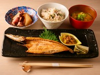 季節によりオススメが変わる。日常とは少し違う味を、贅沢かつリーズナブルに楽しめる『焼魚定食』