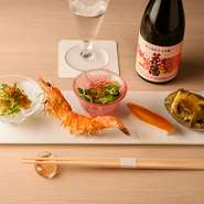 前菜からメインまで大満足の内容となっている『おまかせコース』。飲物が2杯付き、築地の新鮮な魚介や秩父の特産品を活かした煮物や焼物を堪能できます。女将の愛情が詰まった料理が心もお腹も満たしてくれます。