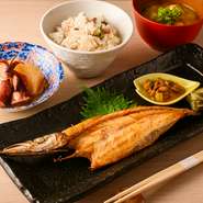 【小料理　花陽】では、季節の食材を使用した懐石料理が提供されます。毎朝築地で仕入れる新鮮な食材や、新潟から直送される米や山菜を使用。また、酒（日本酒、ウイスキー）は地元秩父から取り寄せています。