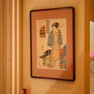 和をモチーフに浮世絵や生け花などで飾飾された店内。オシャレな木の温もりが感じられるインテリアと、心地よい音楽が流れる空間は、食事をより一層特別なものにしてくれます。