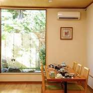 店舗は2つのフロアで構成されており、幅広いシチュエーションに対応可能。庭園を眺めることができる座席など、純和風のオシャレな店内にもまた、さまざまなこだわりが散りばめられています。