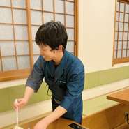最初の笑顔や料理の説明、交わす言葉一つ一つを大切に、お客様と関係性を築くことで、よりお店を楽しんでいただけるように。味だけでなく、スタッフも好印象を与えられるようなお店づくりを目指しています。