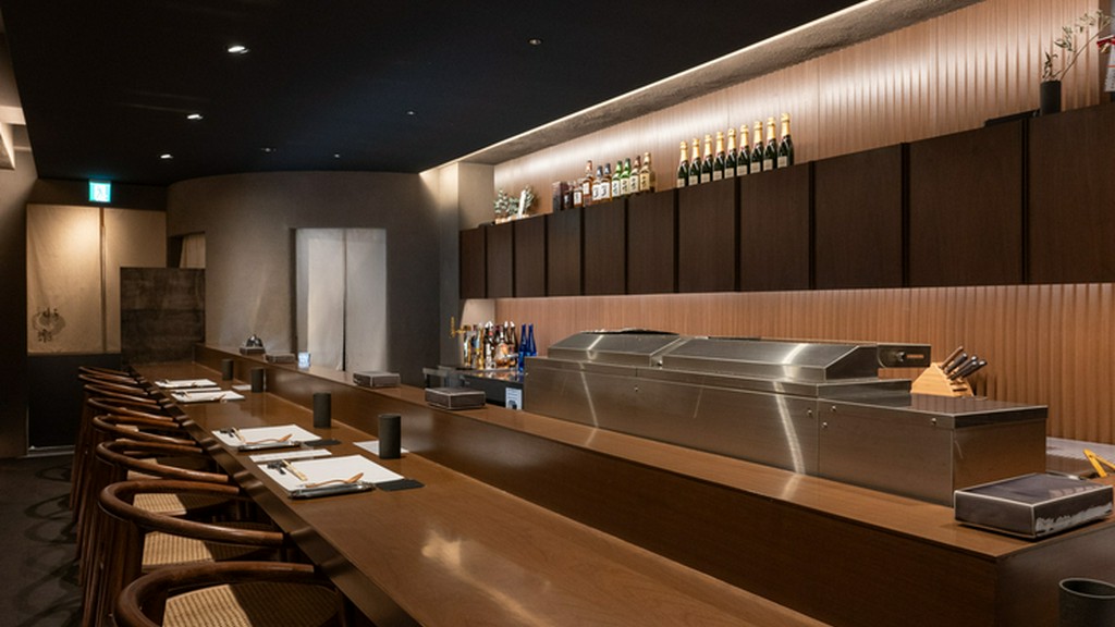 洗練された街並みに溶け込む。厳選地鶏を堪能する焼鳥店