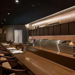 洗練された街並みに溶け込む。厳選地鶏を堪能する焼鳥店