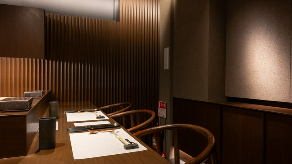 会話と食事を楽しむ。肩を並べて憩う大人のデートにオススメ