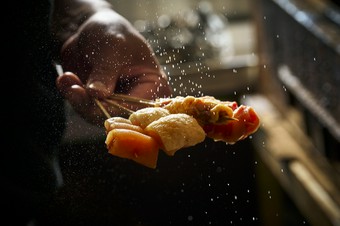 厳選した地鶏を使用した焼き鳥串が7本とお造りのほか、前菜からデザートまで楽しめる『フルコース』