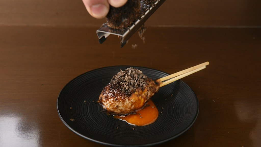 厳選した地鶏を使用したおまかせ串が８本とお造りのほか、前菜からデザートまで楽しめる『フルコース』