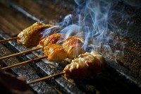 厳選した地鶏を使用したおまかせ串が８本とお造りのほか、前菜からデザートまで楽しめる『フルコース』