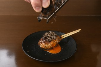 厳選した地鶏を使用したおまかせ串が８本とお造りのほか、前菜からデザートまで楽しめる『フルコース』