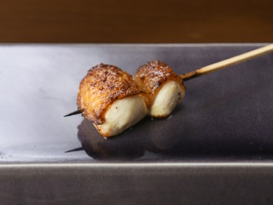 その時々に厳選した地鶏は絶品。地鶏の旨みを心ゆくまで堪能できるコース『焼き鳥串10本コース』