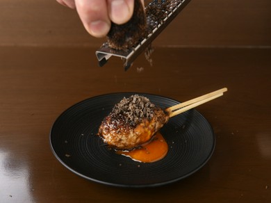 厳選した地鶏を使用したおまかせ串が８本とお造りのほか、前菜からデザートまで楽しめる『フルコース』