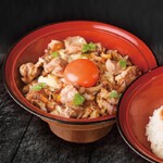 ジューシーな地鶏にふわふわ卵の贅沢丼。
汁物・漬物付き。