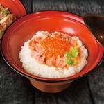 鮭はらすにイクラをのせて。
汁物・漬物付き。