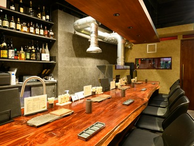 高級感溢れる落ち着いた空間で堪能する串揚げと焼き鳥