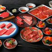 お肉をはじめとする料理はすべて、有田焼や伊万里焼、波佐見焼、吉田焼など、九州でつくられた美しいお皿に盛付け提供されます。目でも楽しみ、舌でも楽しむ…おいしい幸せな時間はいかがでしょう。
