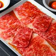 肉のカット技術でも実は一目置かれる料理長。そのときどきの肉質にあわせ、目の前で最適な厚みのサーロインを切り出します。軽く炙って、福岡産「山平のたまご」につけていただけば、たまらないおいしさに。