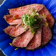 一般的に赤身肉が多い「たたき」。【Kyushu Meat Club】ではあえてサーロインを使い、和食料理でも腕を磨いた料理長が、丁寧な火入れで極上の逸品に仕上げます。そのやわらかな口どけ、旨みに驚くばかり。