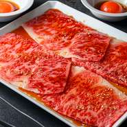 肉のカット技術でも実は一目置かれる料理長。その時々の肉質にあわせ、目の前で最適な厚みのサーロインを切り出します。軽く炙って、福岡産「山平のたまご」につけていただけば、とろけるようなおいしさに。
